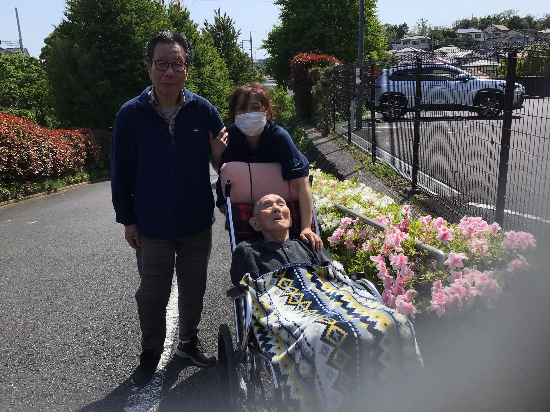 施設の周りにツツジが咲いて綺麗です。