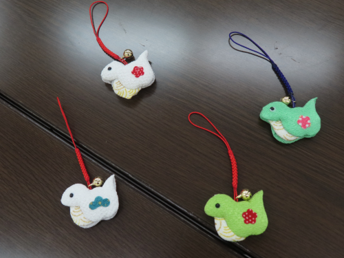 今年の干支は巳年。根付作りをしました。