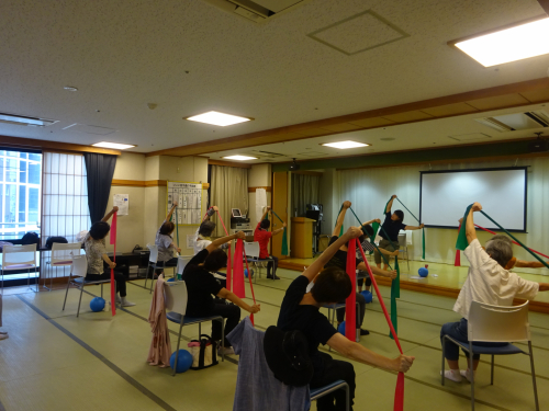 今年の3月から毎月１～2回チェアピラティスを行なっております。呼吸に意識しながら体幹を鍛え、皆さん少しずつピラティスに慣れてきた感じです。
