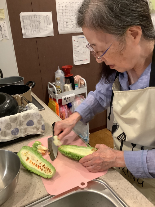 ゴーヤが届きました。今夜はゴーヤサラダ