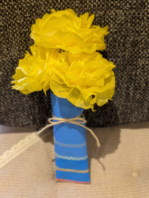 父の日のプレゼントにご利用者様と一緒にお花を作りました。