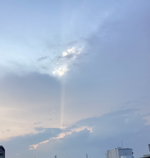 夕食後、夕焼けを見ようと窓を開けると雲の隙間から光が。窓から遠いご利用者様には写真を撮って見てもらいました。何だかいいことがありそうですね。